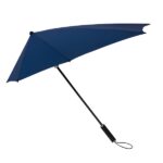 Stormfighter i navy set fra siden