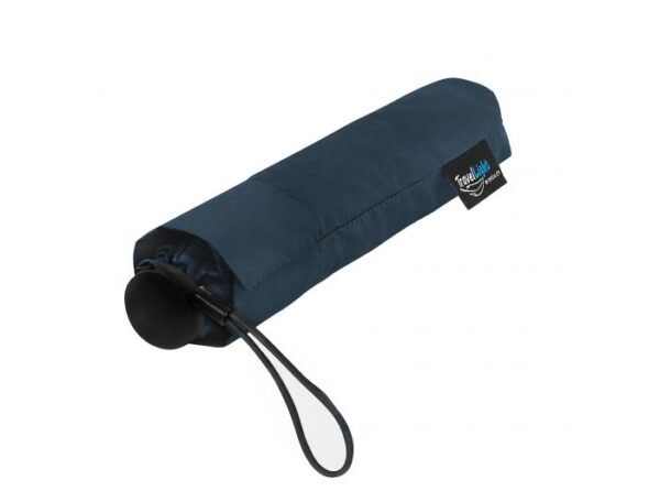 Super letvægt mini paraply slået sammen i pose og set fra siden